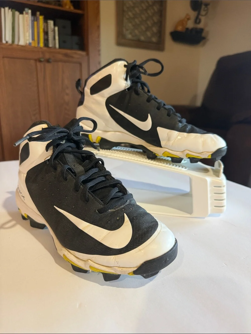 Nike Youth Huarache Black, White & Yellow BB/SB Cleats Size 5.5Y